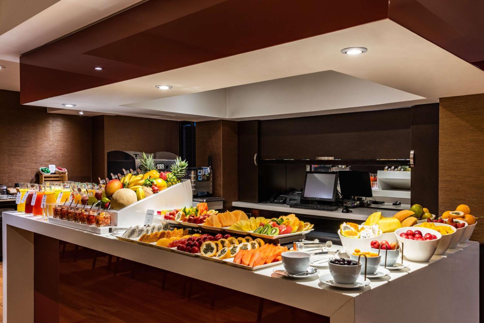 מלון Nh Collection Bogota Andino Royal מראה חיצוני תמונה A buffet at a hotel