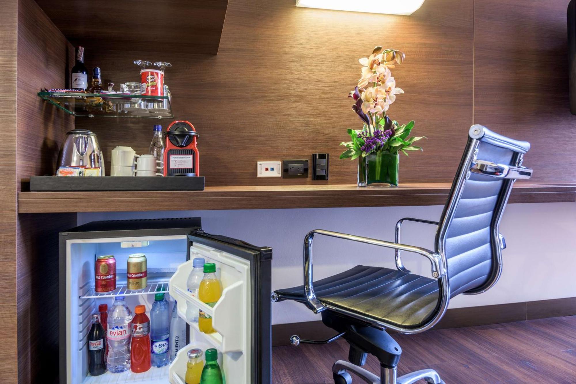 מלון Nh Collection Bogota Andino Royal מראה חיצוני תמונה A mini-bar in a hotel room