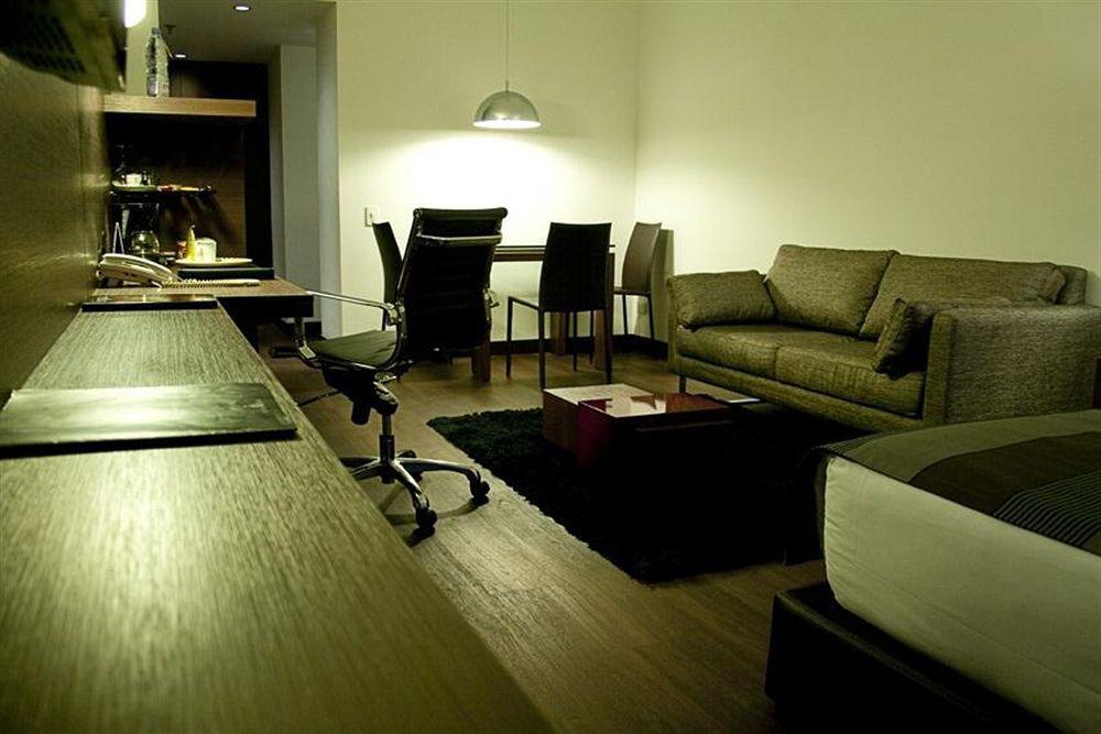 מלון Nh Collection Bogota Andino Royal חדר תמונה A living room in a typical apartment
